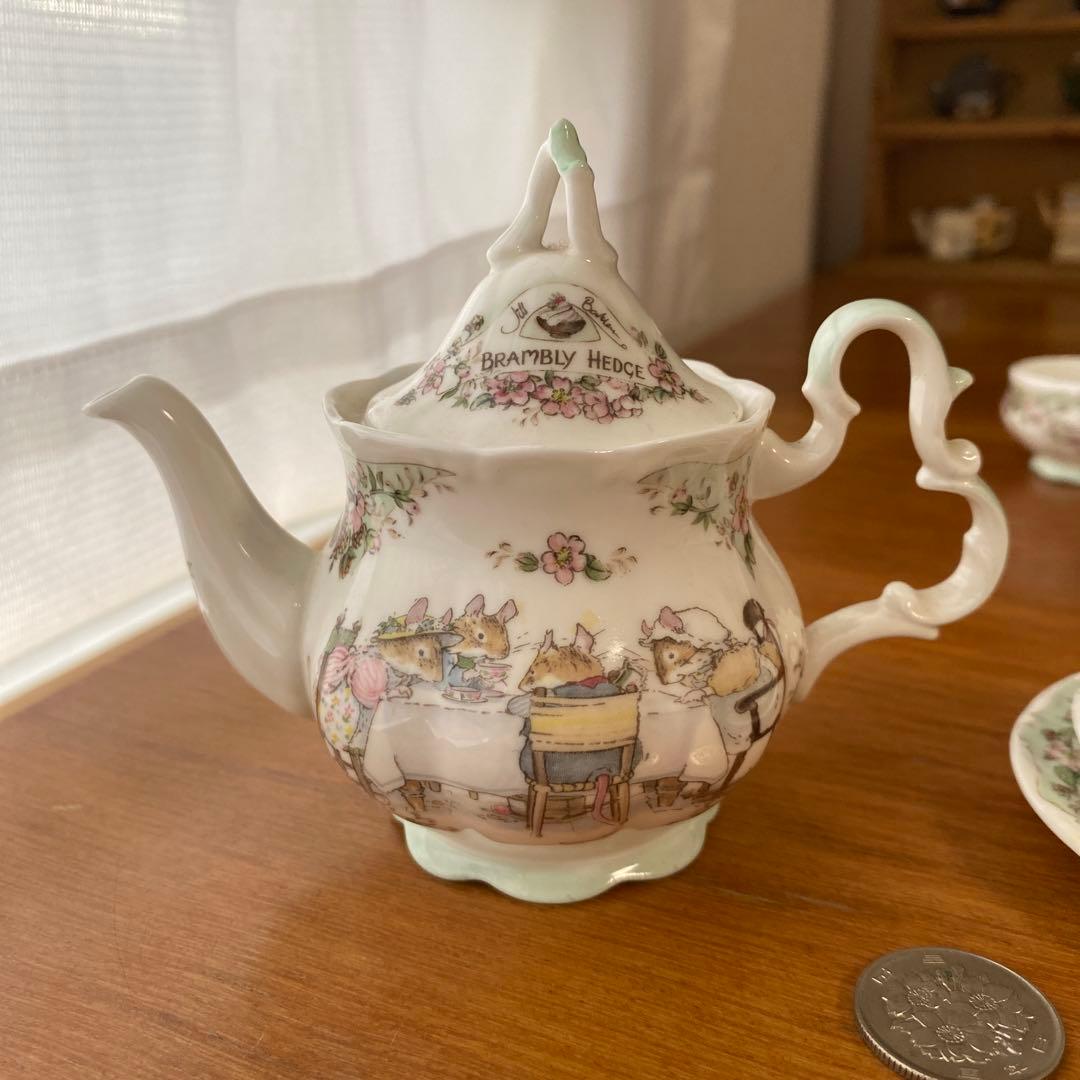英国　ロイヤルドルトン ブランブリーヘッジ ミニチュア　ティーセット　イギリス