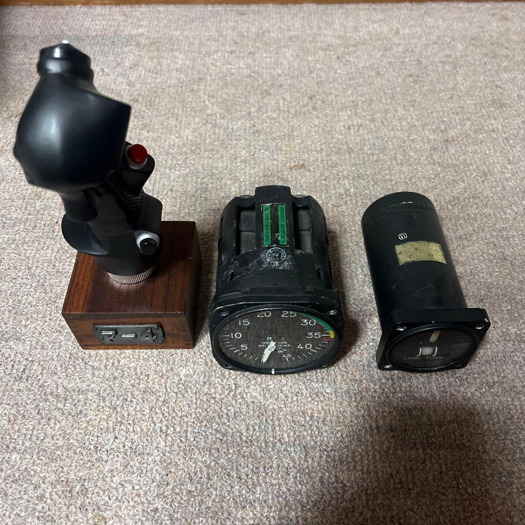 航空機模擬操縦桿と実際に航空機で使われていたアナログ計器セット