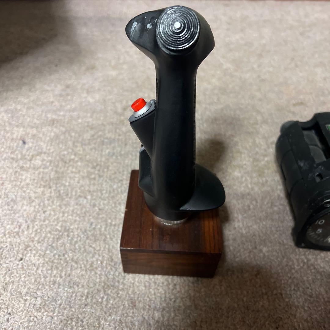 航空機模擬操縦桿と実際に航空機で使われていたアナログ計器セット