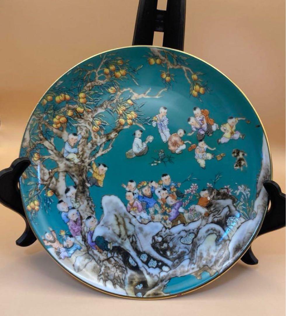 中国古美術・骨董品・旧蔵粉彩陶芸　大清乾隆年製子供迎春彩飾皿・置物・極細工美術品