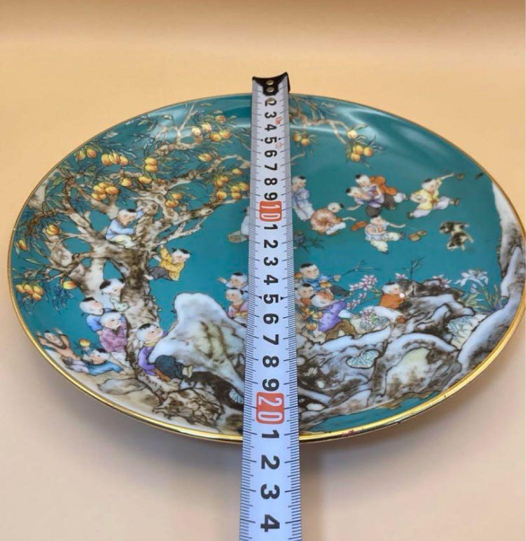 中国古美術・骨董品・旧蔵粉彩陶芸　大清乾隆年製子供迎春彩飾皿・置物・極細工美術品
