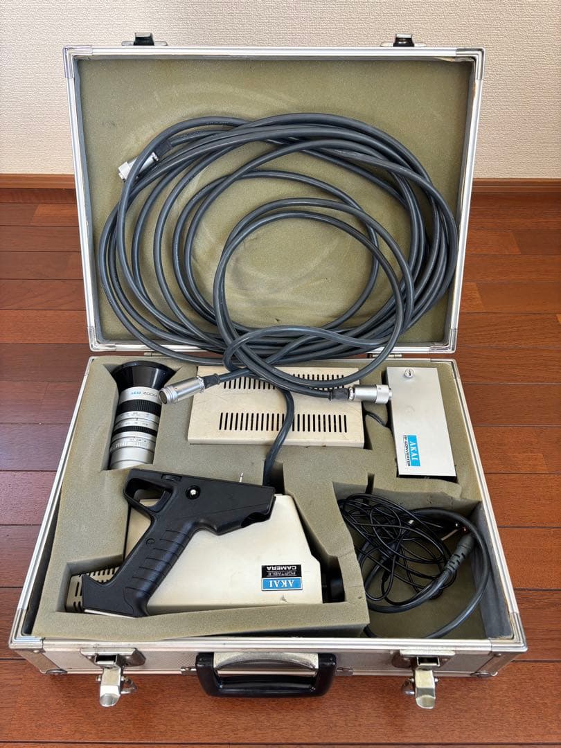 AKAI（アカイ）のポータブルビデオカメラとその関連機器一式 (ジャンク品)