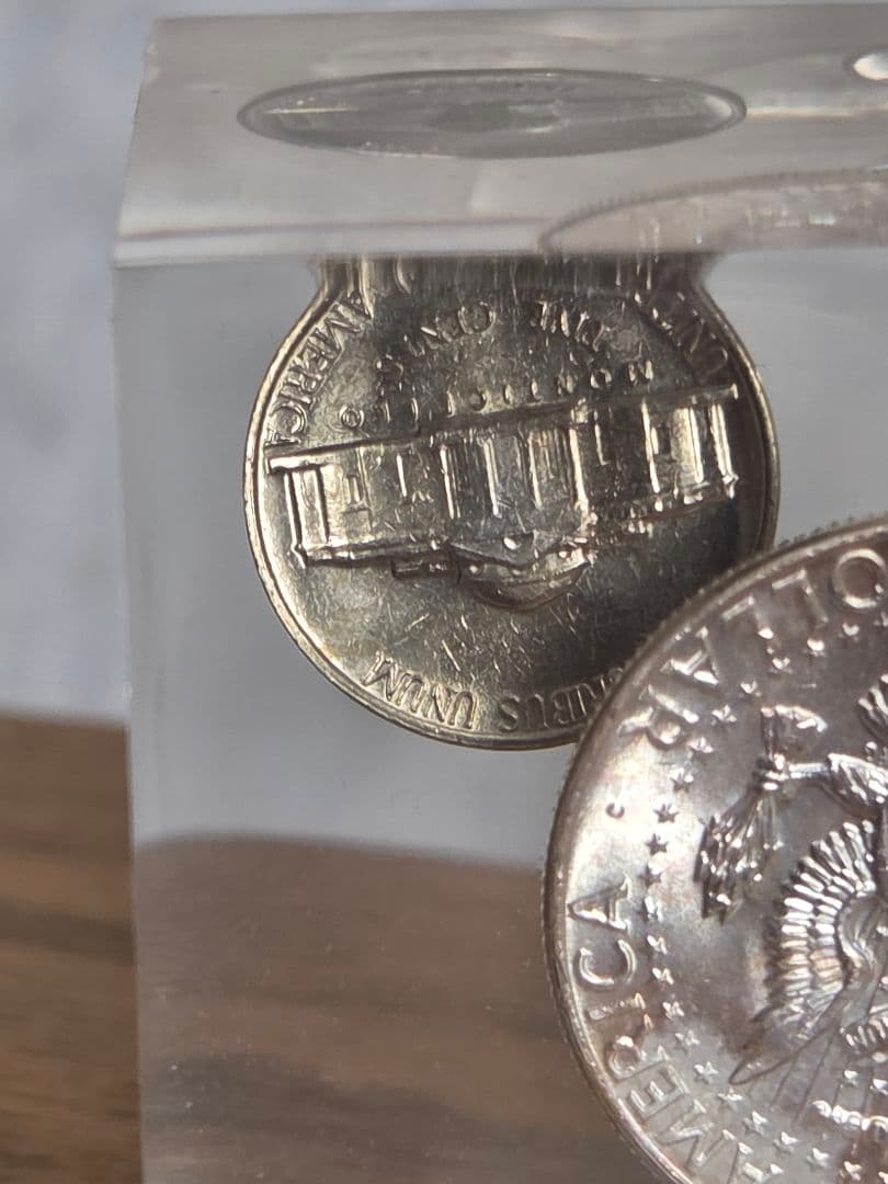 (お土産品)　アメリカ　銀貨入り置き物　1964年銘