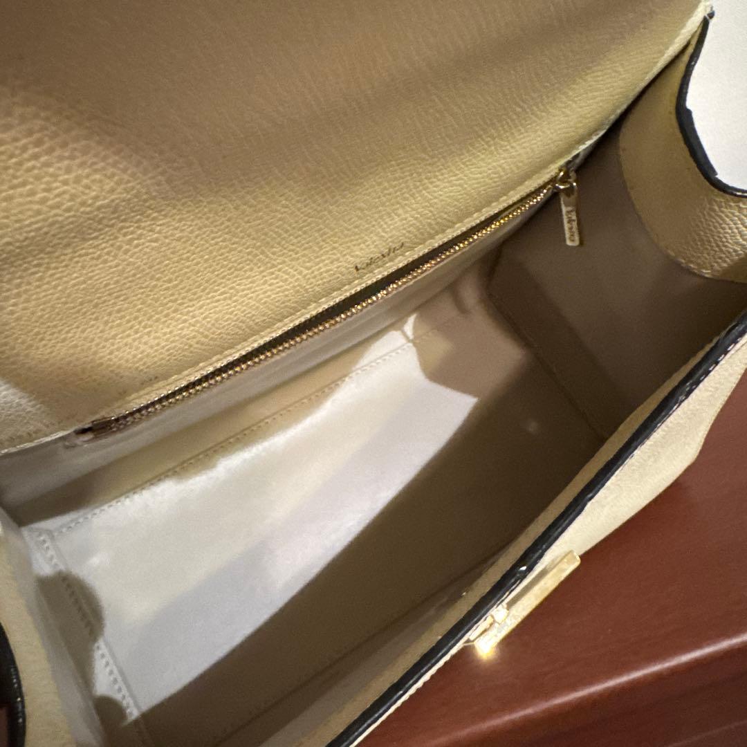 V alextra エレガントなアイボリーとブラックのハンドバッグ