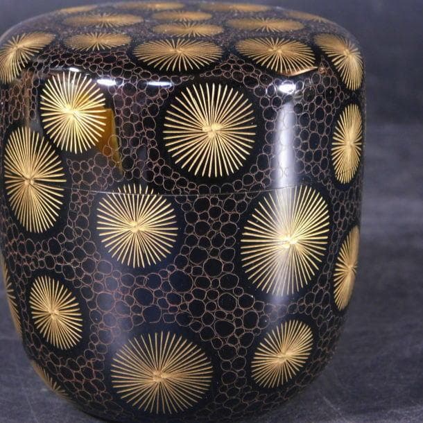 【茶道具　塗師　尚峰　沈金唐松　中棗（共箱）／検：輪島塗】