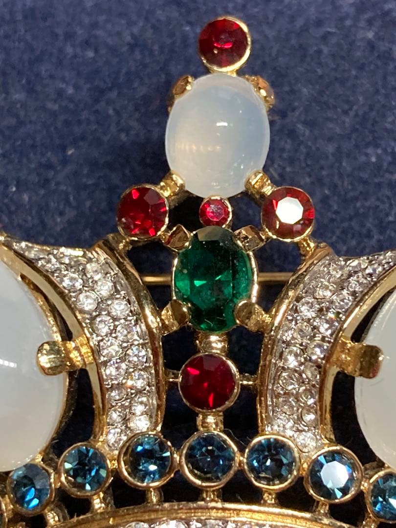 未使用　TRIFARI 王冠ブローチ