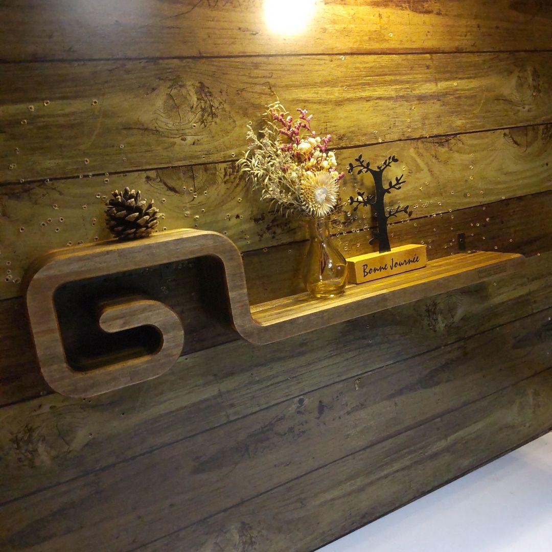 曲線デザイン　ウォールシェルフ　飾り棚　　ウォルナット　ファニー