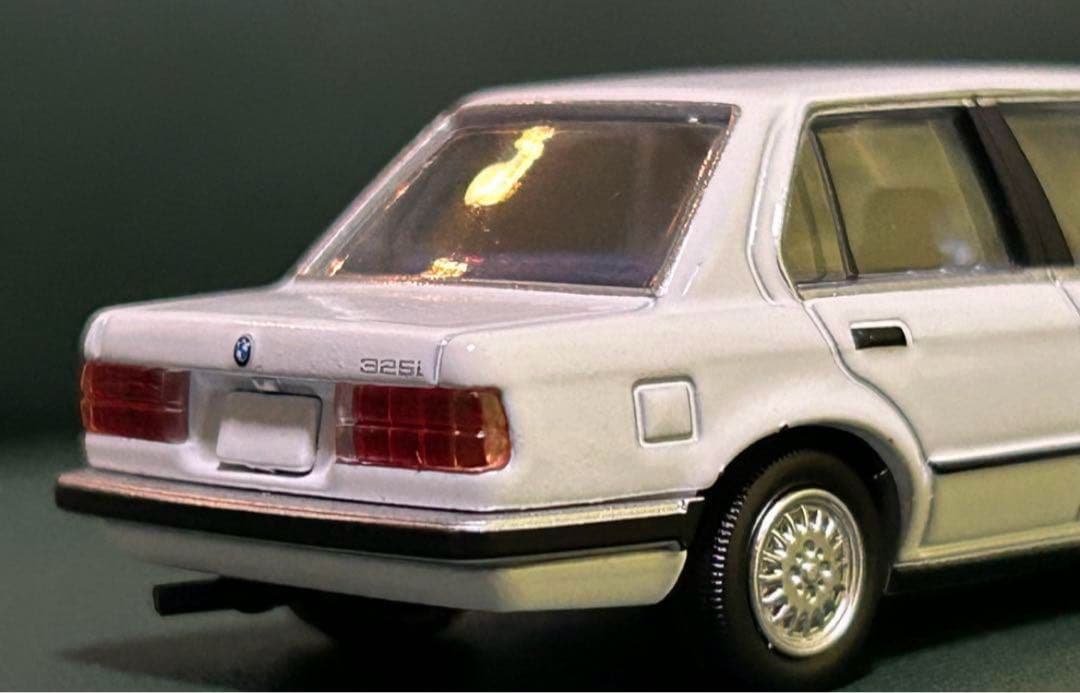 トミカリミテッドヴィンテージネオ BMW 325i 4ドア 白