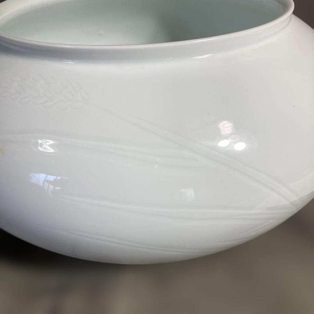 【期間特別価格】白磁の伝統　日本の名窯　人間国宝　井上萬二作　白磁麦彫文　花瓶