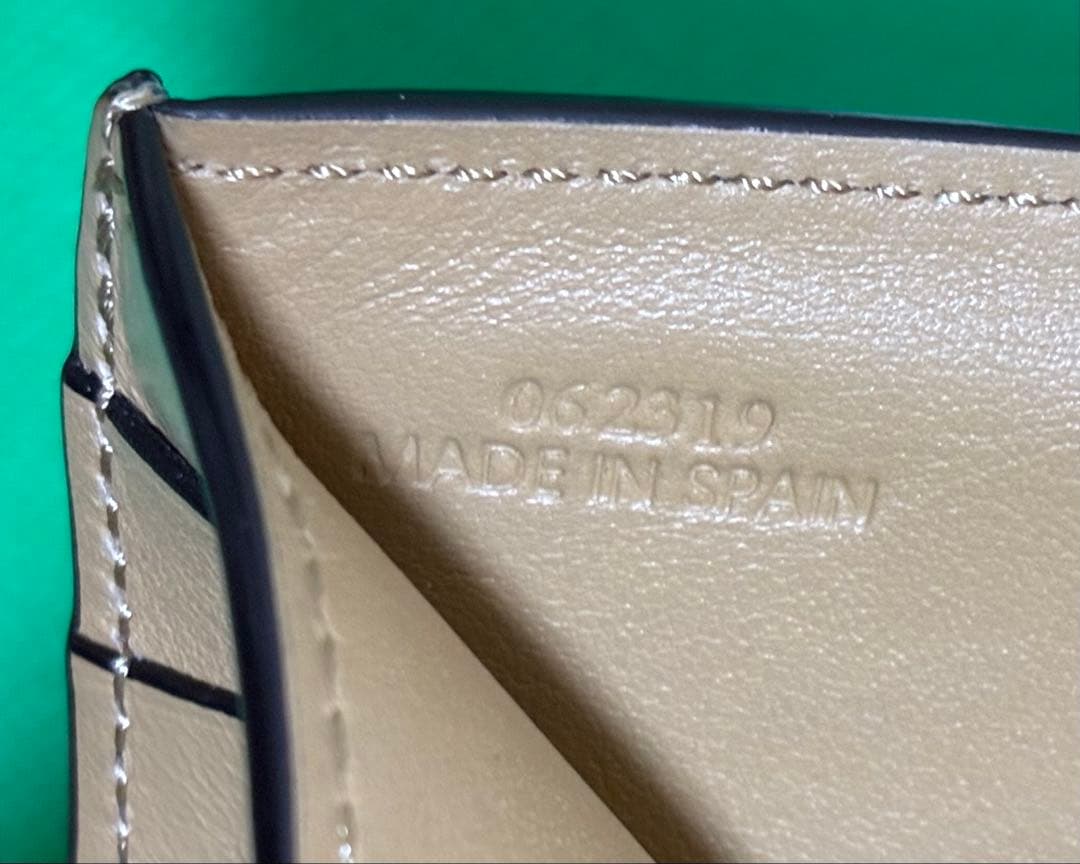 ロエベ　LOEWE グレー 三つ折り財布