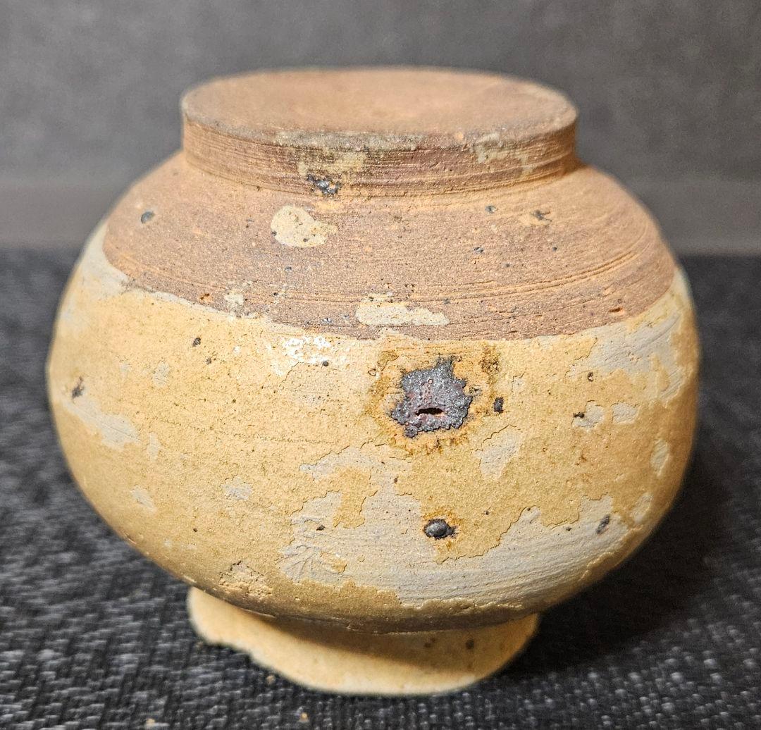 中国古美術　中国古陶磁器　唐時代末期頃　越州窯　黄釉　丸形　小壺　花入　茶道具