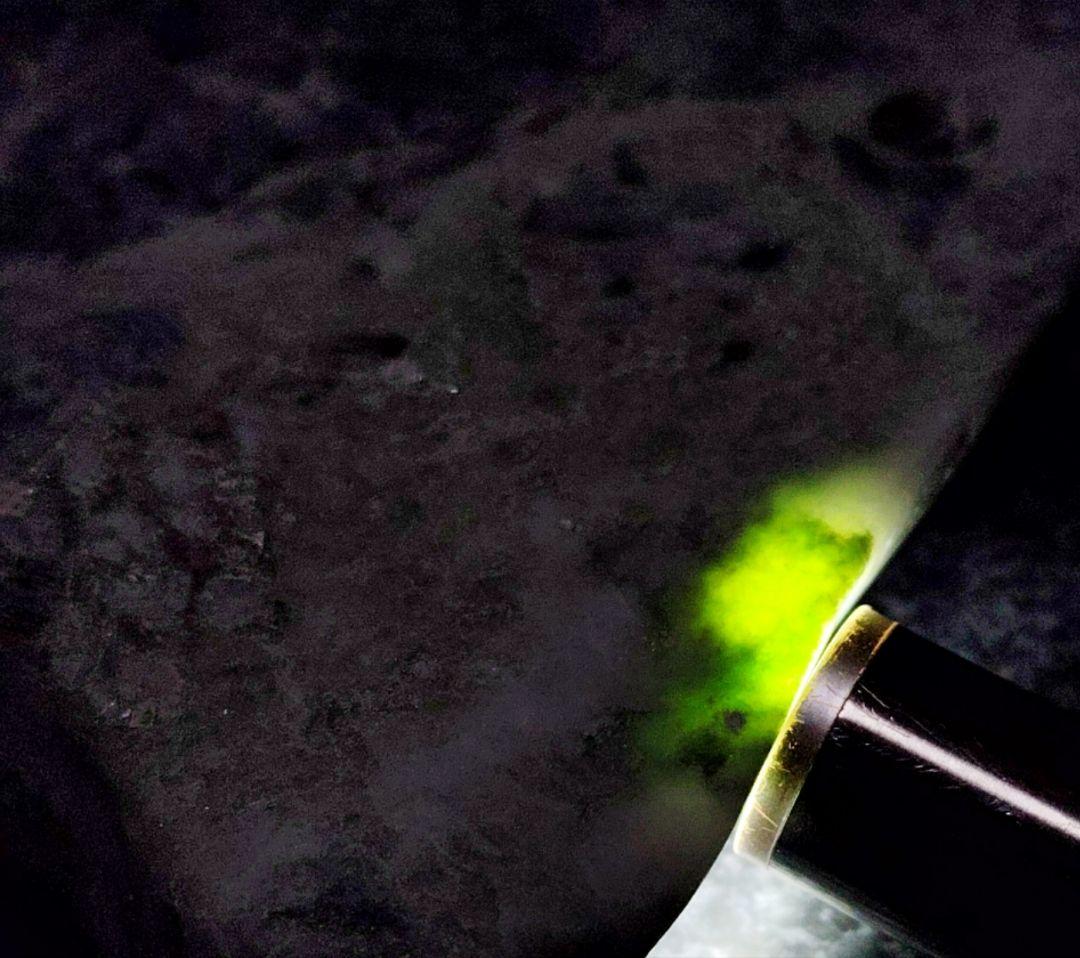 ★翡翠原石★糸魚川硬玉【姫川・切り出し・カメレオン翡翠390ｇ】