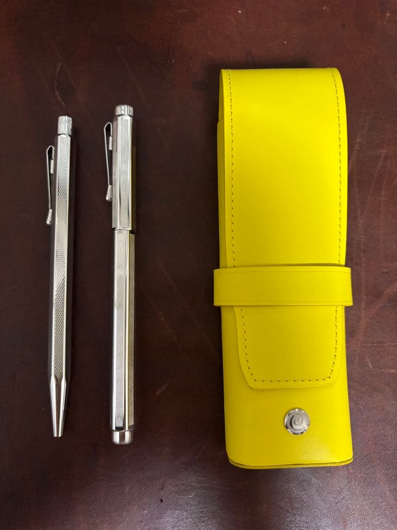 カランダッシュ　シルバーのボールペン2本とペンケース