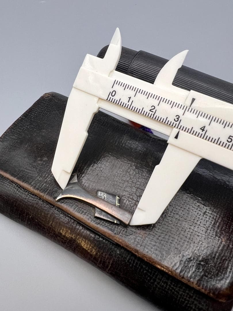 江戸明治時代　斧形前金具　銀象嵌　裏金具在銘　キセル入れ一心在銘　瑪瑙珠根〆