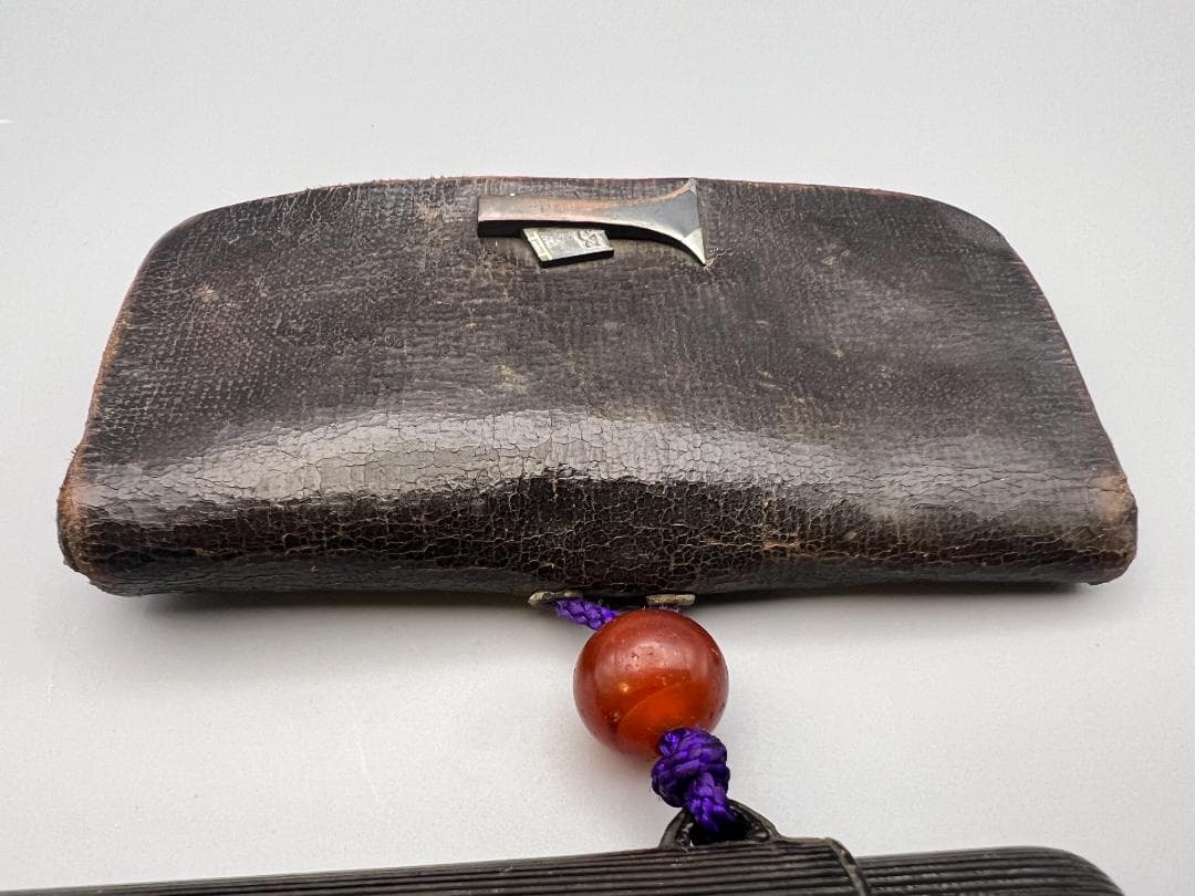 江戸明治時代　斧形前金具　銀象嵌　裏金具在銘　キセル入れ一心在銘　瑪瑙珠根〆