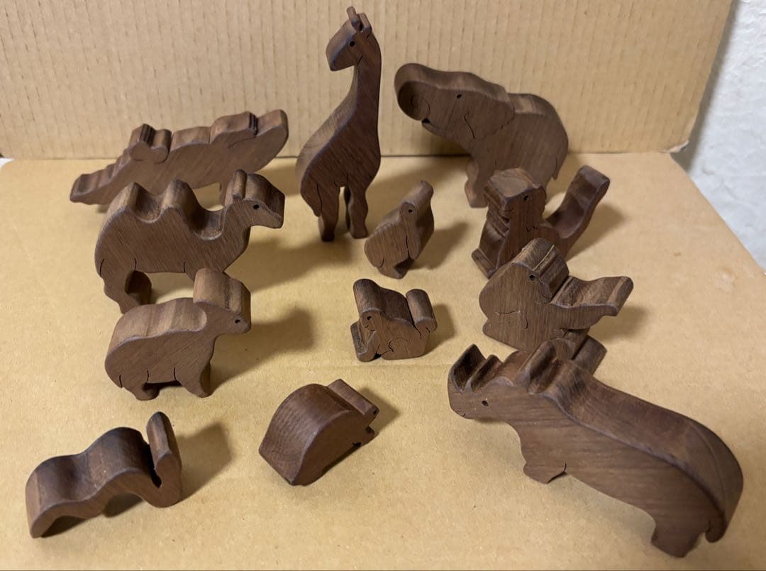 アフリカ大陸　壁掛け　動物12匹　木製パズル　29✖️25 ✖️2、2