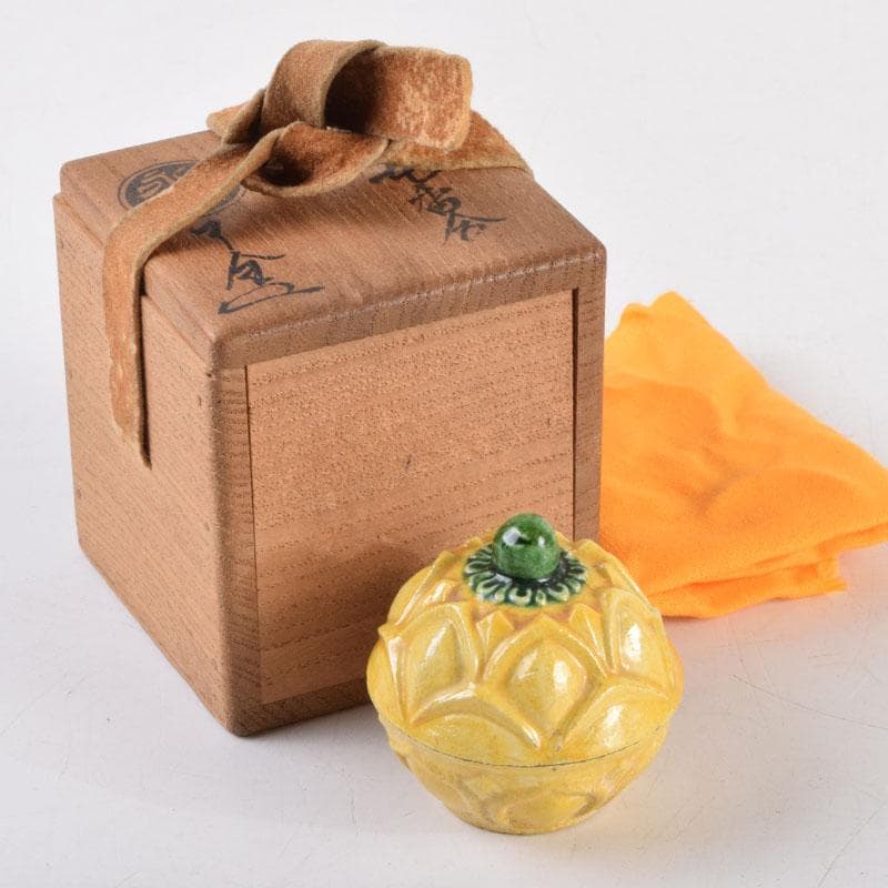 茶道具　永楽善五郎作　黄交趾　蕗の薹（フキノトウ）香合　共箱　C　9217