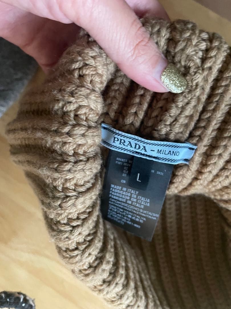 プラダ　PRADA ベージュ ニット帽 三角ロゴ