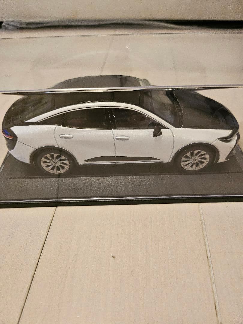 CROWNクロスオーバー ミニカー ホワイト/ブラックツートンカラー　30分の1