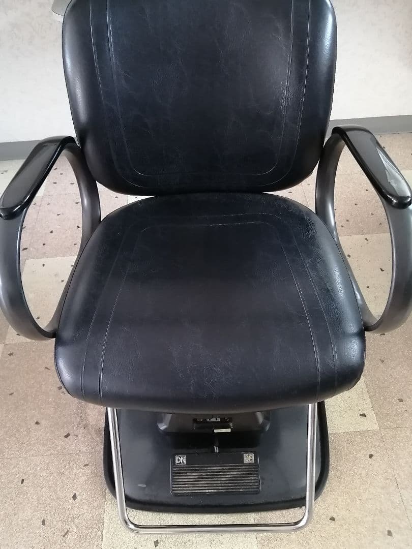 タカラベルモント合成皮革の電動美容院用カット椅子②