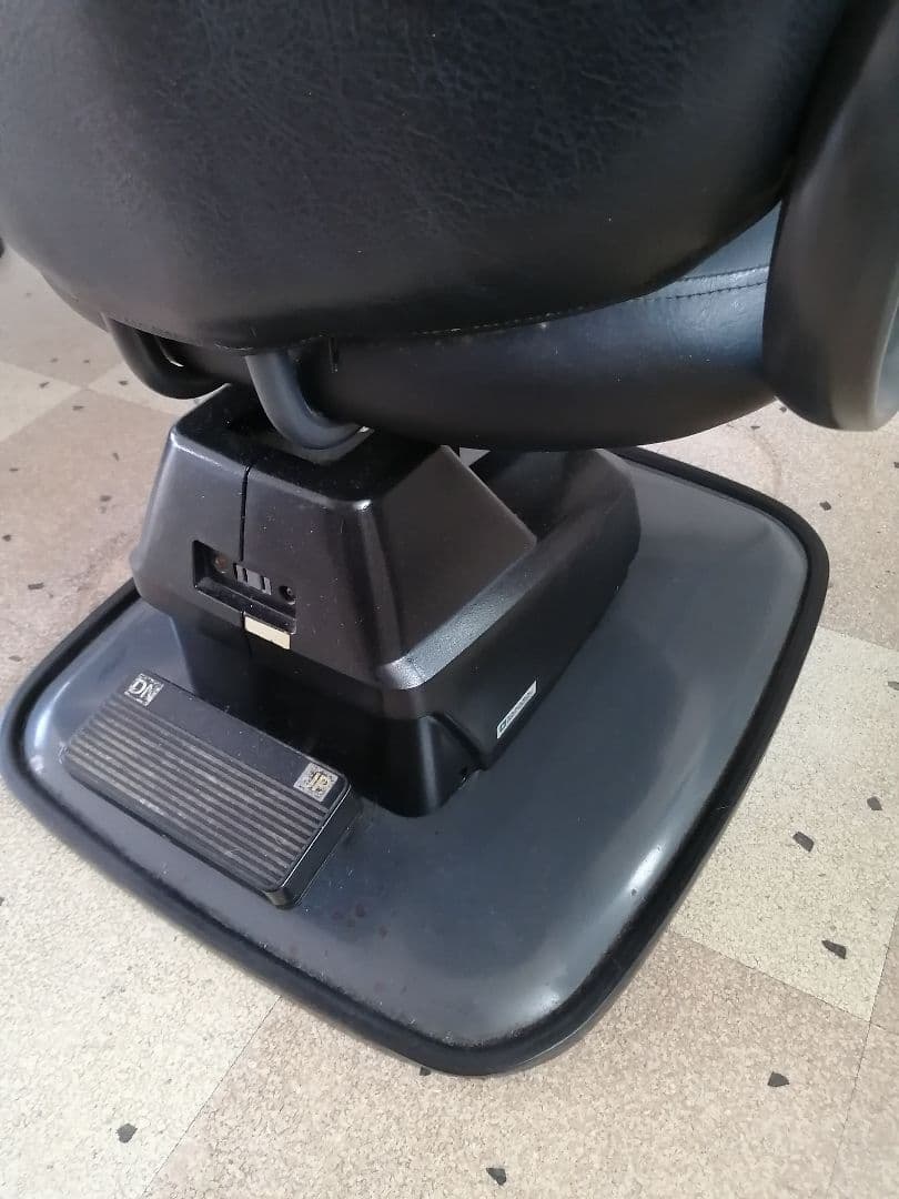 タカラベルモント合成皮革の電動美容院用カット椅子②