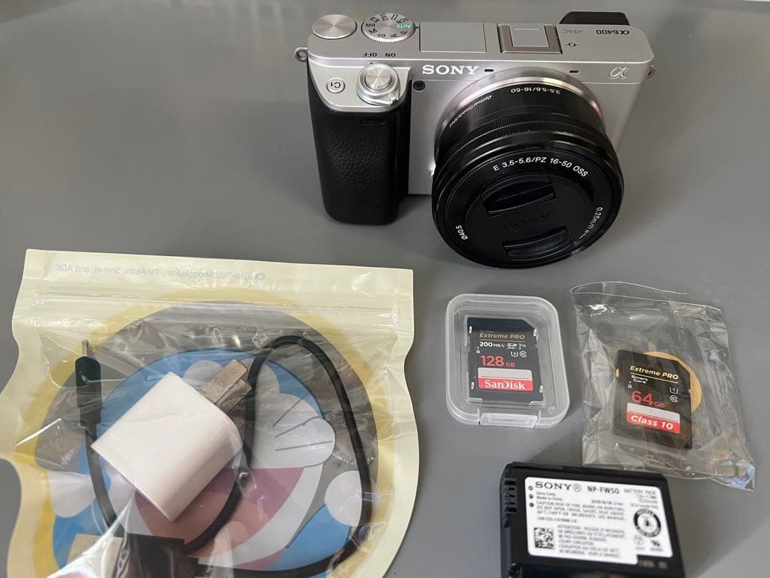 SONYα6400シルバーボディ+16-50mmレンズキット美品➕メモリーカード