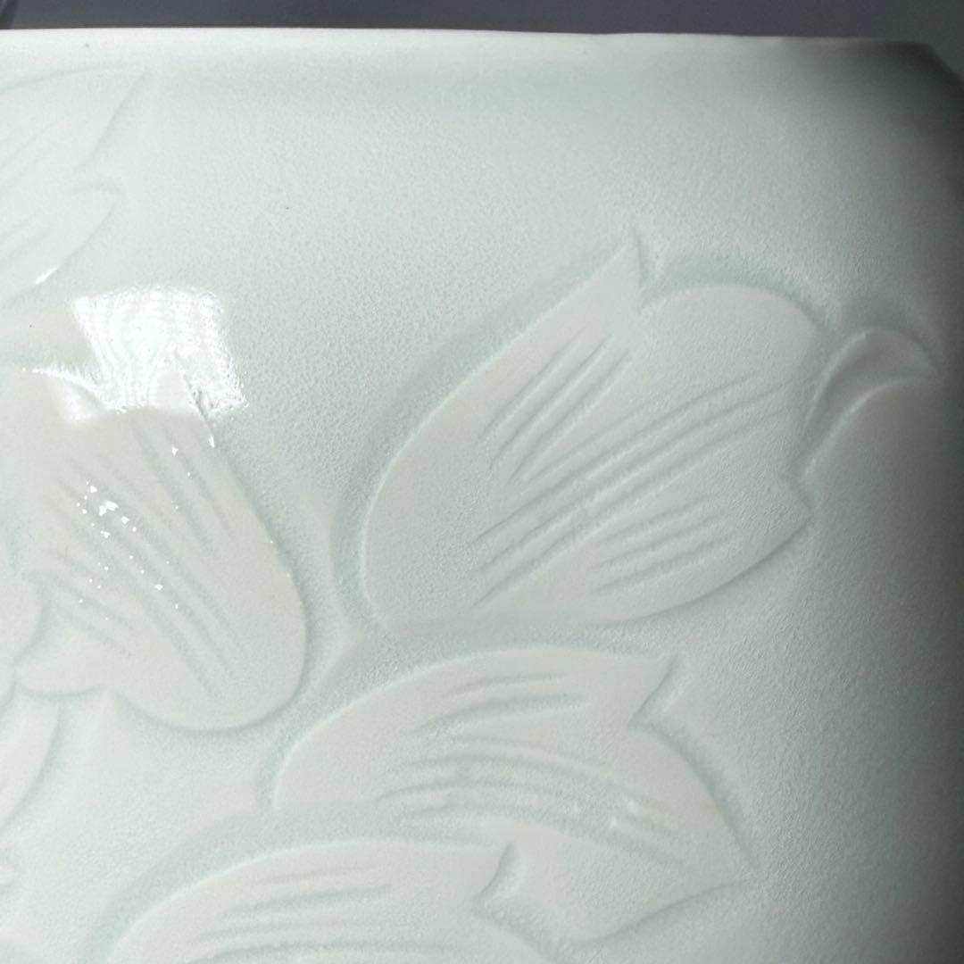 白磁の名工　樋渡陶六　造　青白磁牡丹絵彫文　水指　共箱　共布　極美品