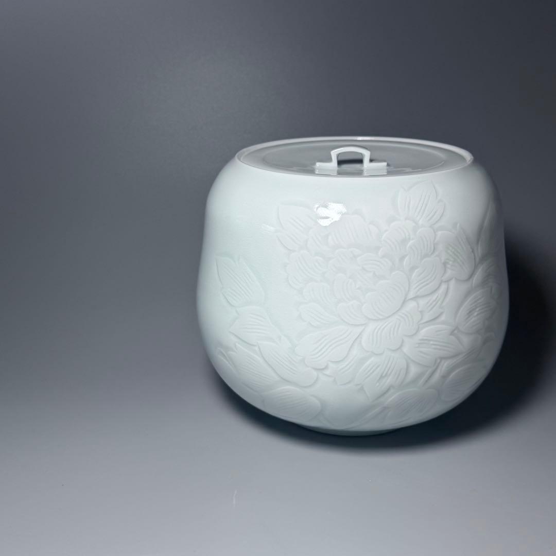 白磁の名工　樋渡陶六　造　青白磁牡丹絵彫文　水指　共箱　共布　極美品
