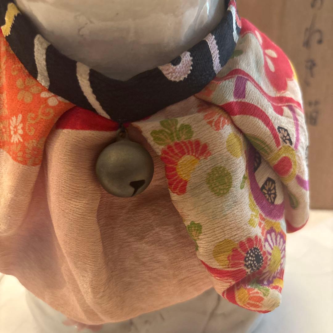 作家さんによる大きな瞳でにっこりと笑う着物の前掛けも美しい招き猫