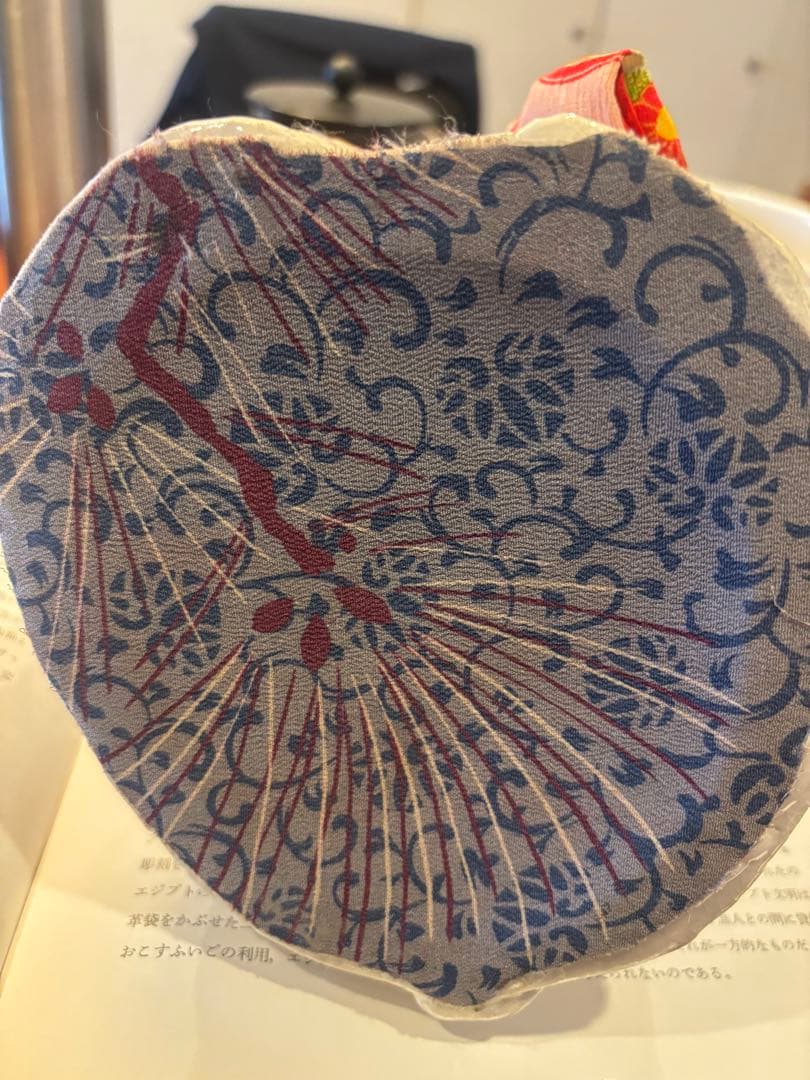 作家さんによる大きな瞳でにっこりと笑う着物の前掛けも美しい招き猫