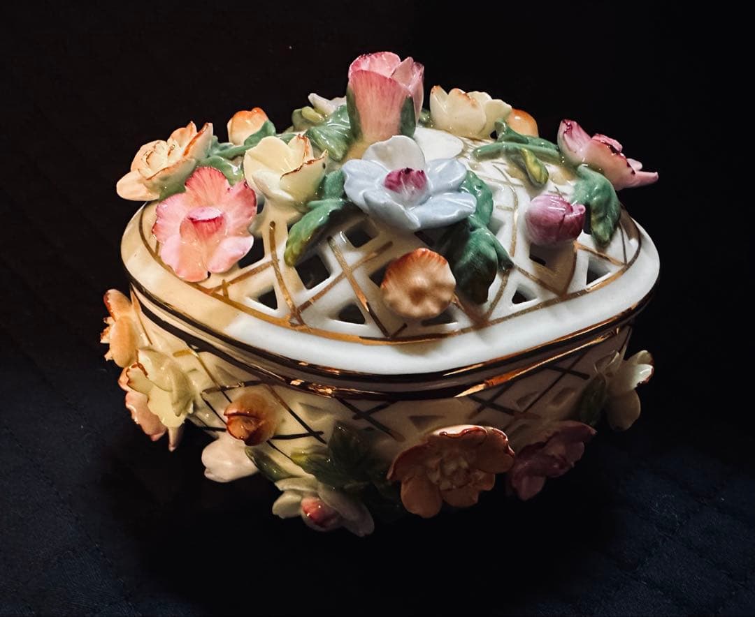 英国  Arden 花装飾 透かし蓋物 陶器 ボンボニエール