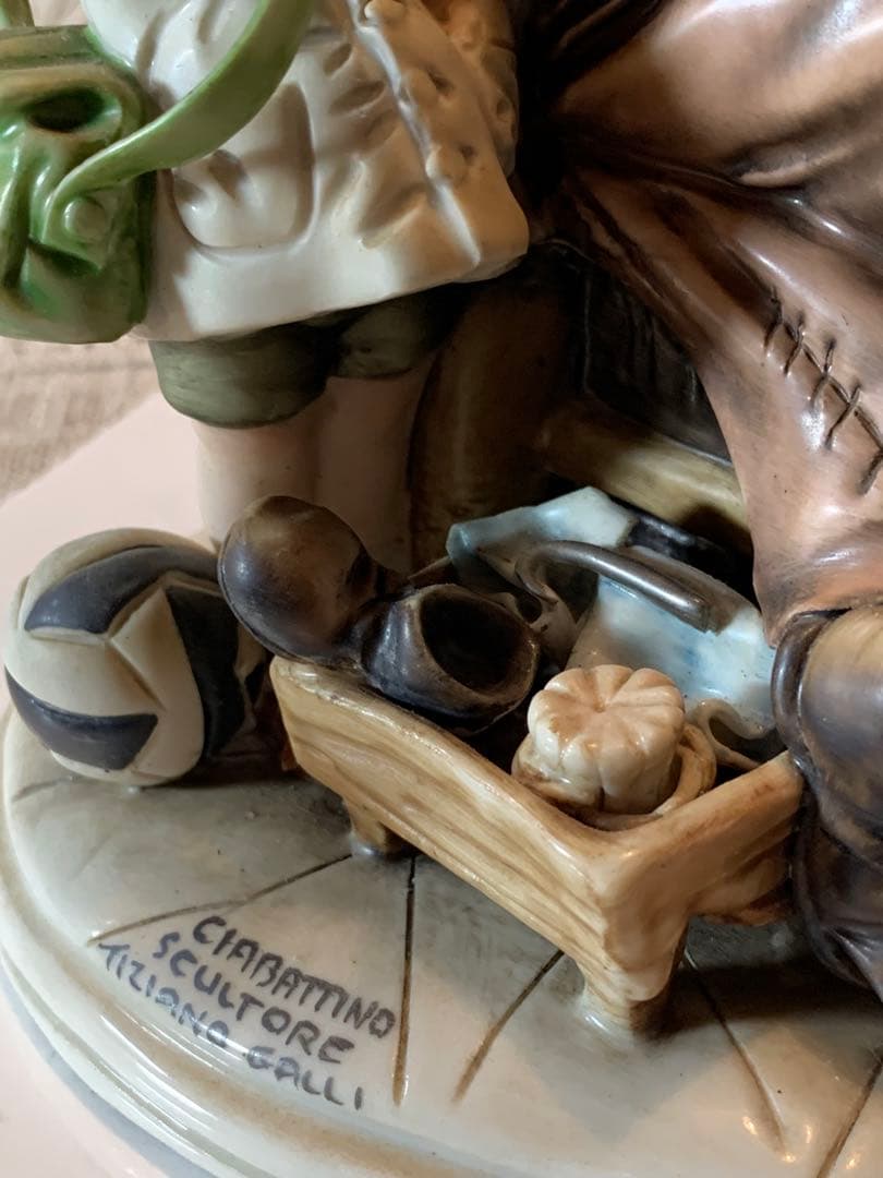 イタリア製　カポテモンテ　靴屋の叔父さんと少年の陶器人形！まつ毛まで陶器です！