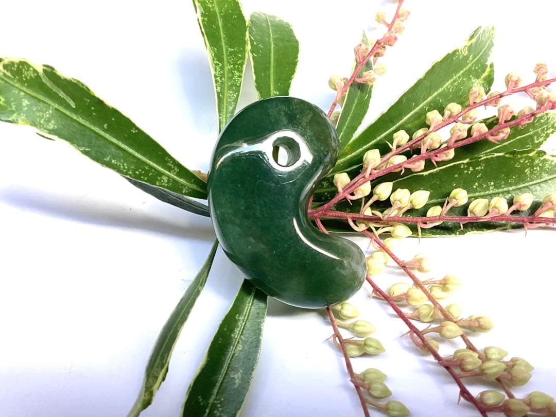 ✳花仙山*出雲勾玉【碧玉】　何処にも無い透かし紋様　本物保証品　身近な御守りに‼️