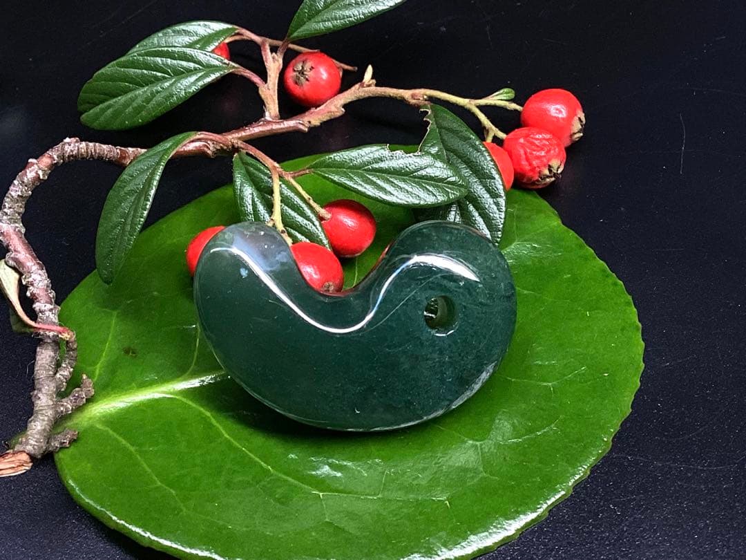 ✳花仙山*出雲勾玉【碧玉】　何処にも無い透かし紋様　本物保証品　身近な御守りに‼️