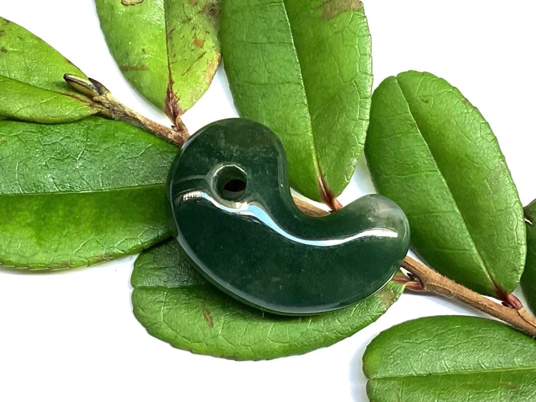 ✳花仙山*出雲勾玉【碧玉】　何処にも無い透かし紋様　本物保証品　身近な御守りに‼️