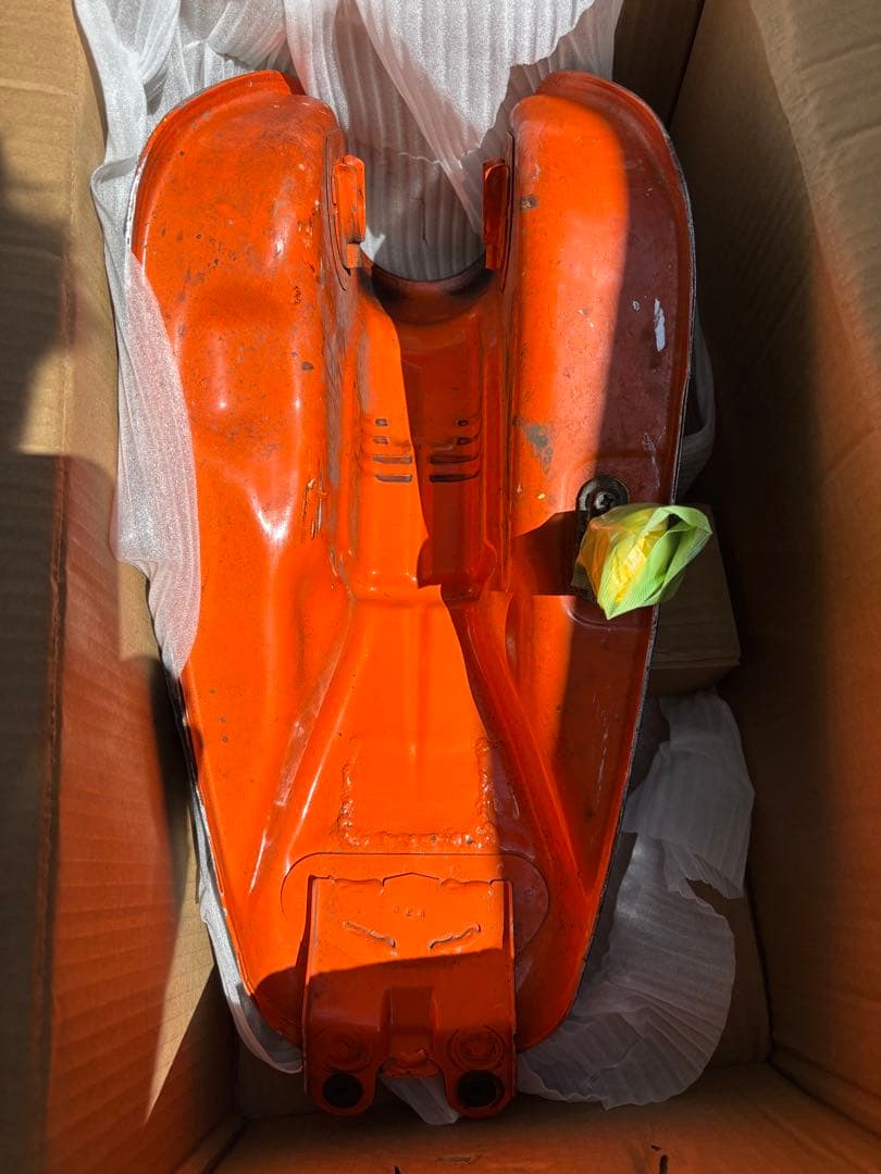 スズキグラストラッカービックボーイ純正タンクNJ47Aオレンジ色ブラック色ラバー