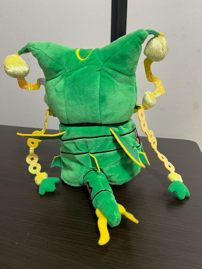 メガレックウザのポンチョを着たピカチュウ　黒いレックウザポンチョを着たピカチュウ