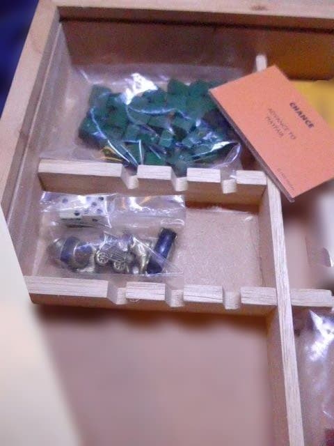 とても高価な英国製ノスタルジーMONOPOLY 木製箱版。未使用品