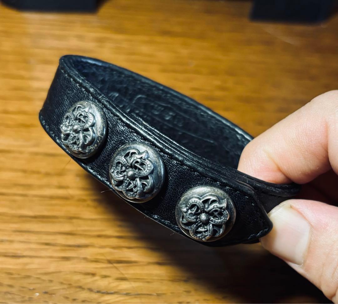 クロムハーツスネーク黒レザーバングル メタルボタン付き