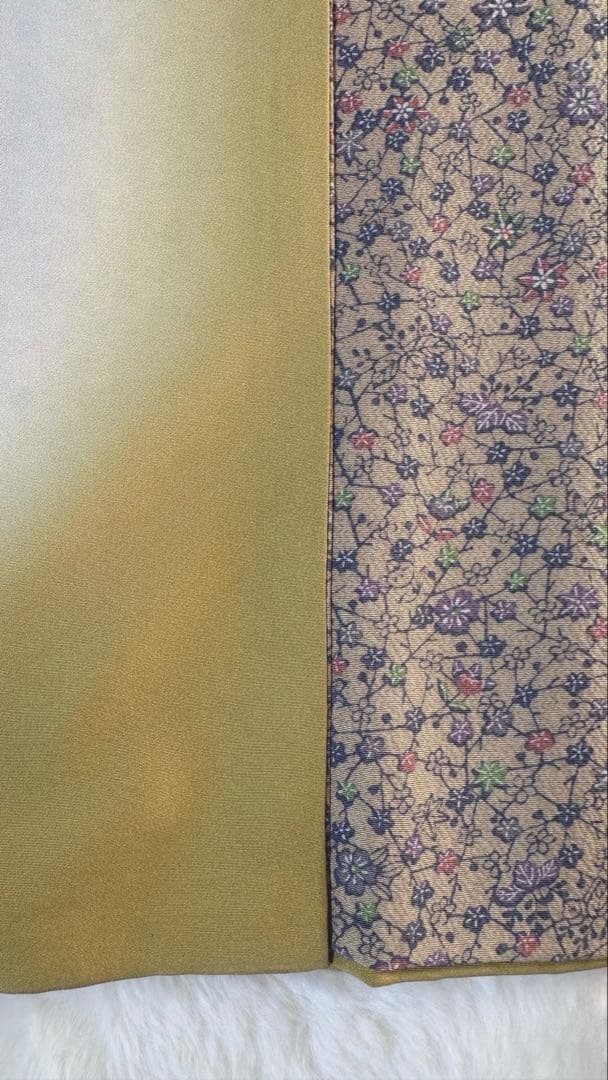 作家物　美品　小花が可愛い　型染め　小紋　正絹