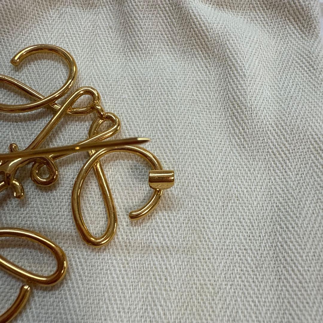 LOEWE アナグラムモチーフ ブローチ