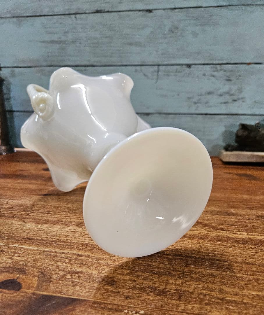 フランスアンティーク オパリンガラスの花瓶 フリル ツイストハンドル バスケット