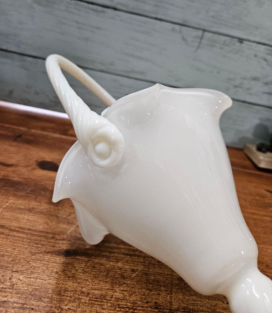 フランスアンティーク オパリンガラスの花瓶 フリル ツイストハンドル バスケット