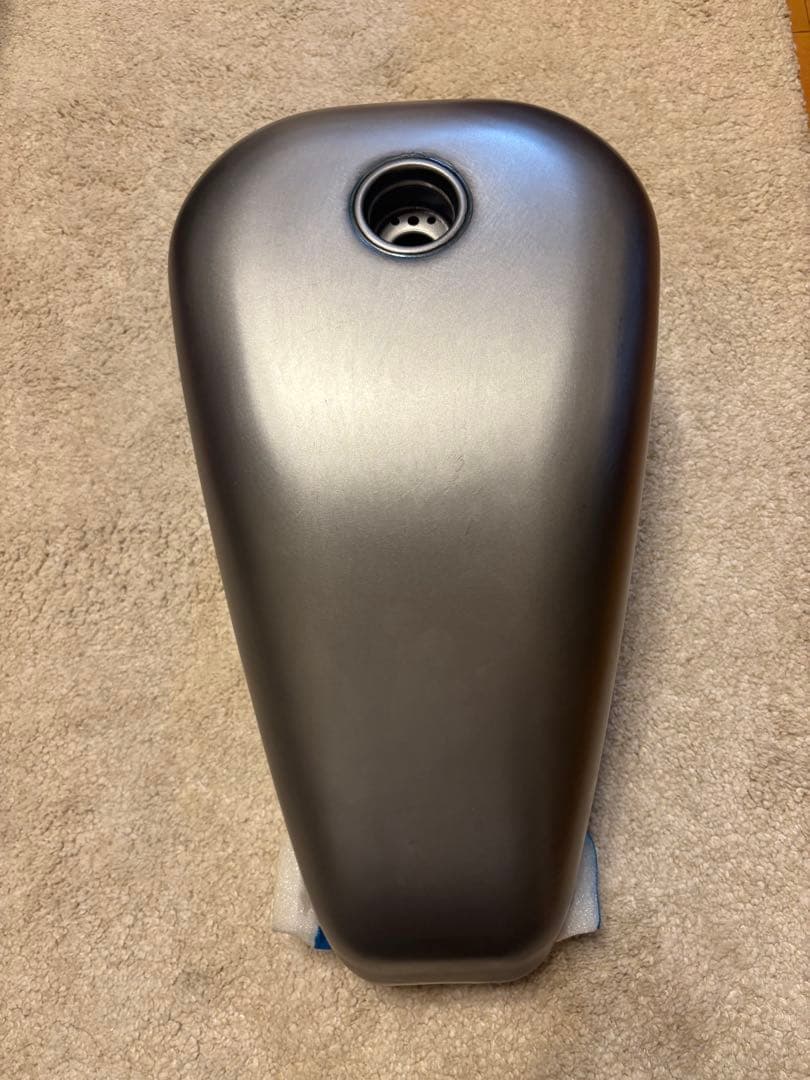 メタリックグレー 燃料タンク ボルト取り付け