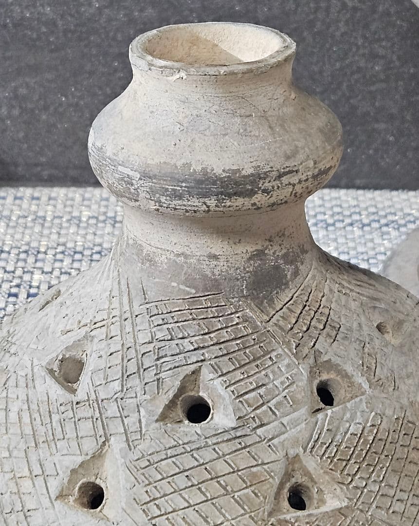 朝鮮半島古陶磁器　新羅土器　三角透かし造幾何学文様蓋付　香炉　祭器　古代陶磁器