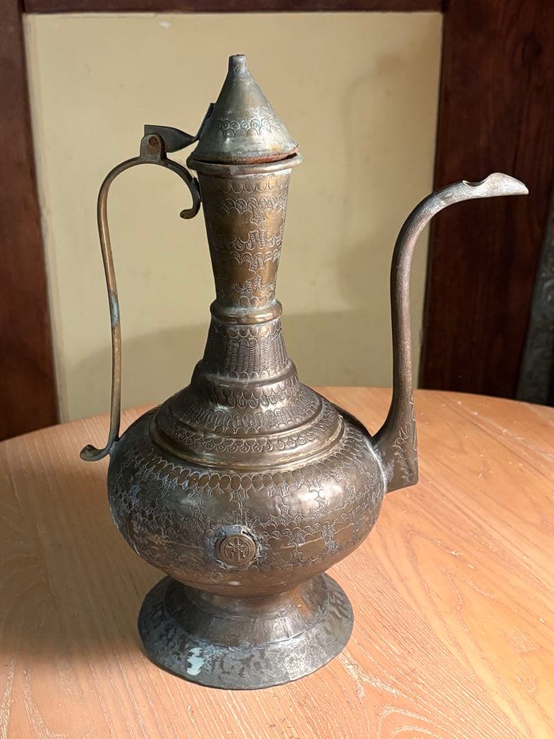 アンティーク 金属製 水差し、中近東？持ち手は、しっかりしています。