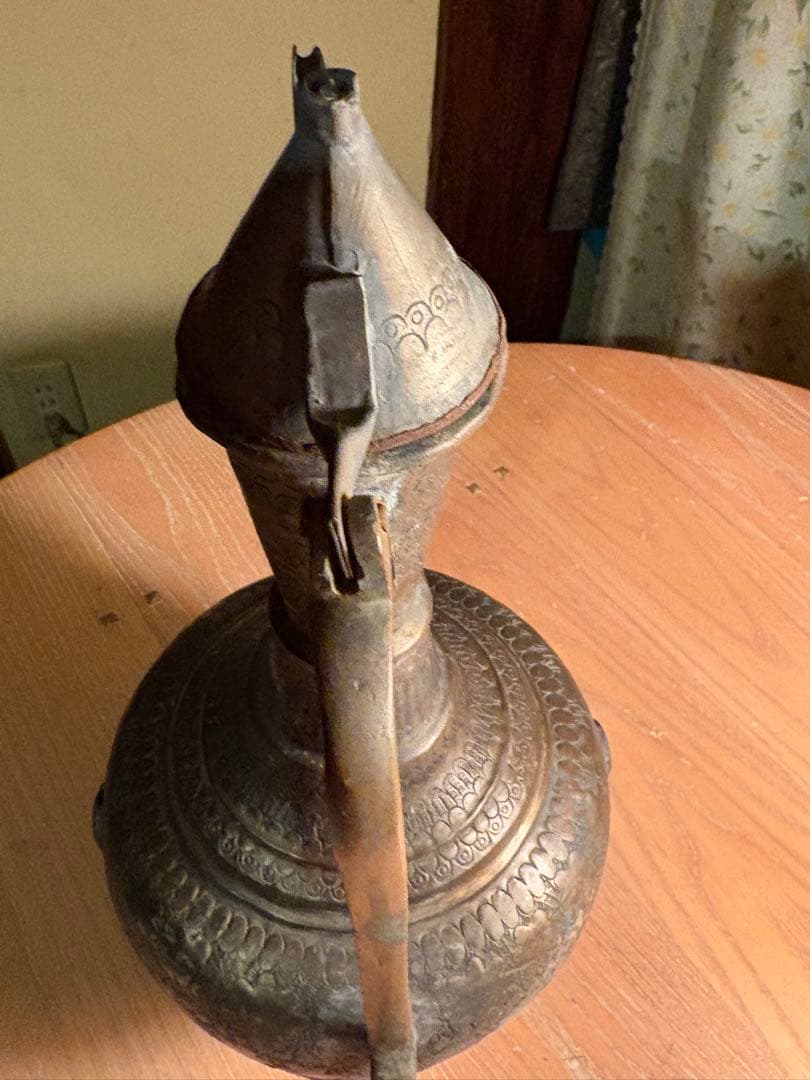 アンティーク 金属製 水差し、中近東？持ち手は、しっかりしています。