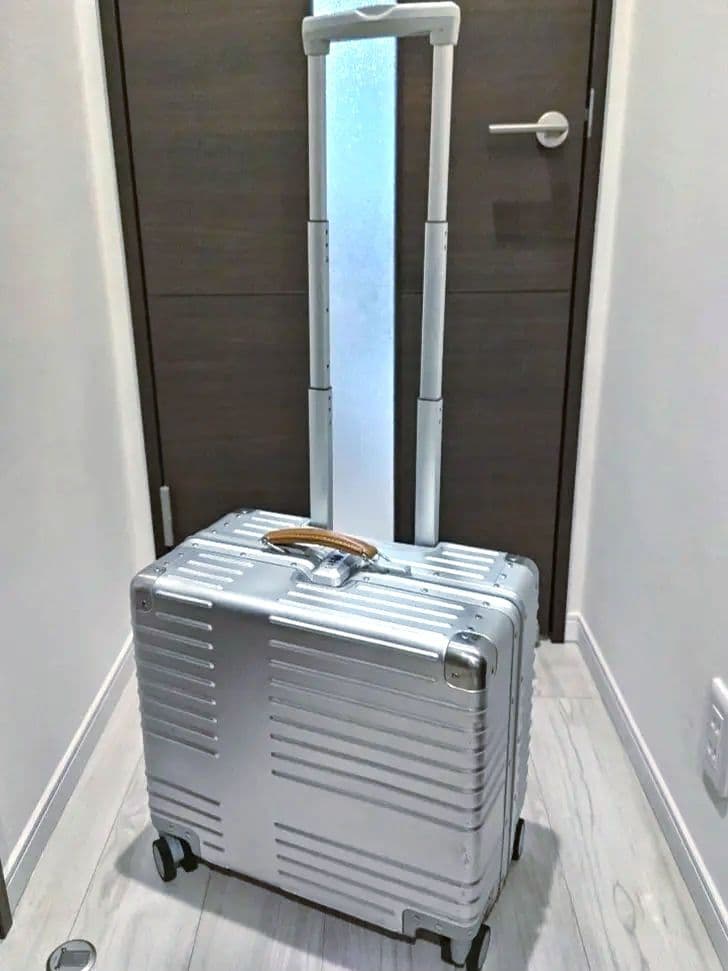 イノベーター キャリーケース　アルミ　シルバー　42L　TSA