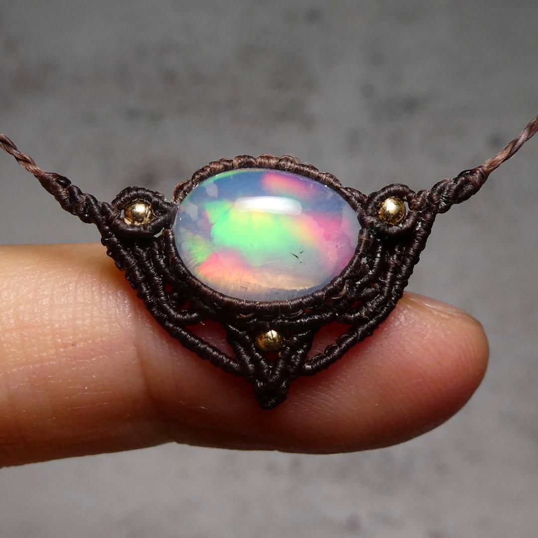 虹色オパールのマクラメネックレス