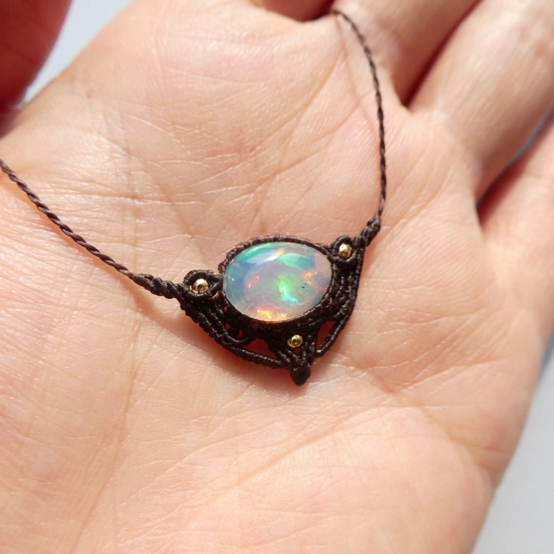 虹色オパールのマクラメネックレス